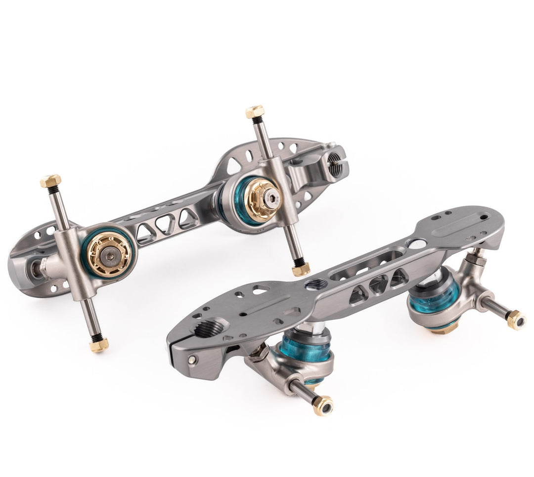 Roll-Line Evo plates with a graphite colour finish, gold hardware accents and blue elastomer cushions.